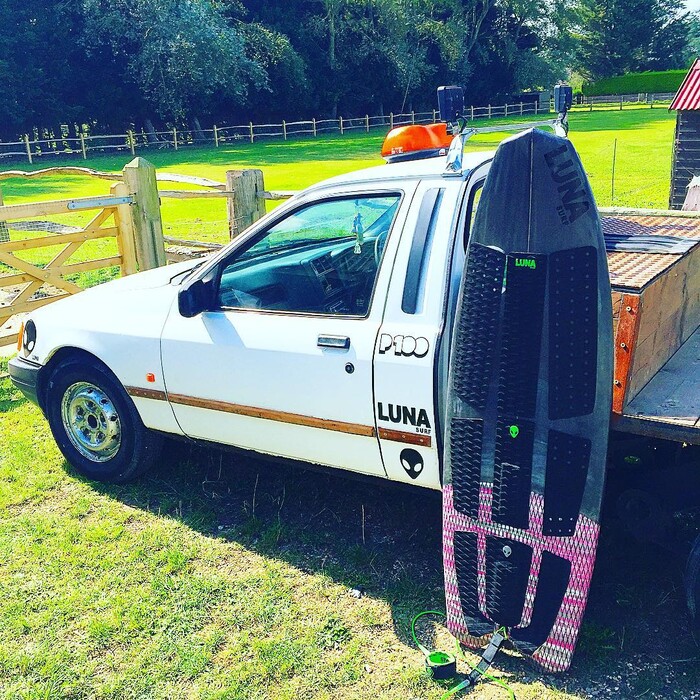 Gripped and ready to go !!! #fulldeckgrip #5mmleash #tractionpad @lunasurf_ #alien #spacecraft #shipshapesurfboards #handmadeinengland #gbd #p100 #ford